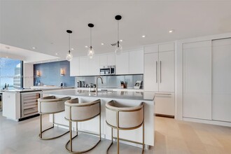 68 SE 6th St, Unit 3911 in Miami, FL - Building Photo - Building Photo