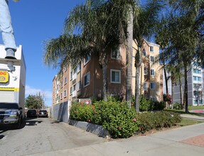 Oak Tree Village Apartment in Van Nuys, CA - Foto de edificio - Building Photo