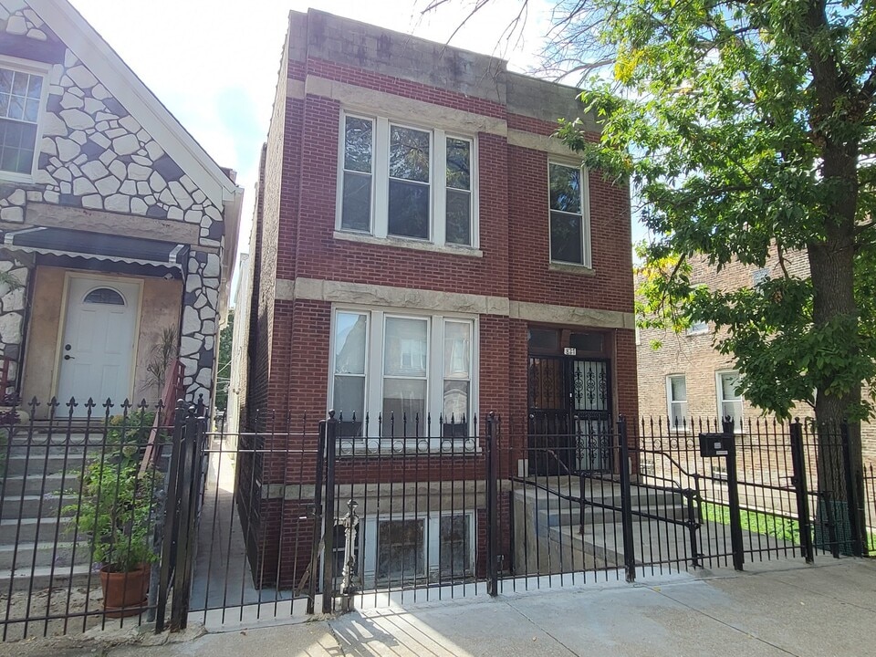 827 W 33rd Pl in Chicago, IL - Building Photo