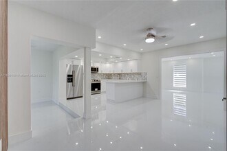 10722 SW 77th Ave in Pinecrest, FL - Foto de edificio - Building Photo