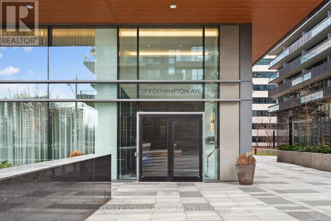 39 Roehampton Ave in Toronto, ON - Building Photo - Building Photo