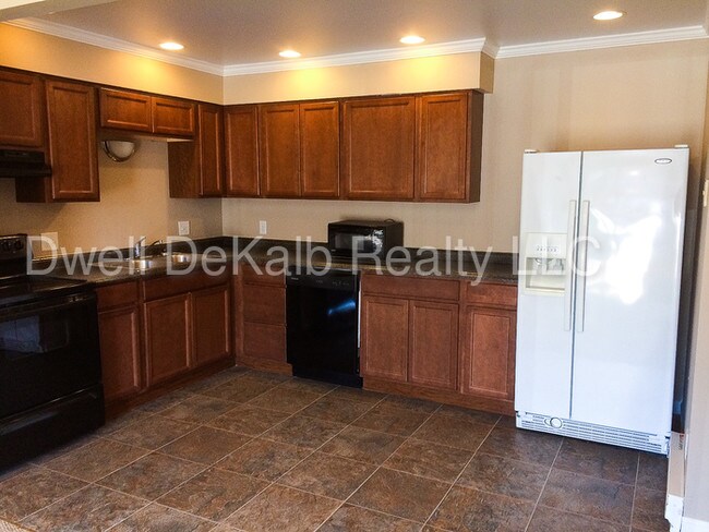 820 Edgebrook Dr-Unit -8 in Dekalb, IL - Building Photo - Building Photo