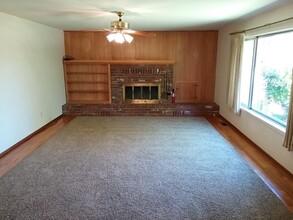 11930 Bow Ln in Redding, CA - Foto de edificio - Building Photo