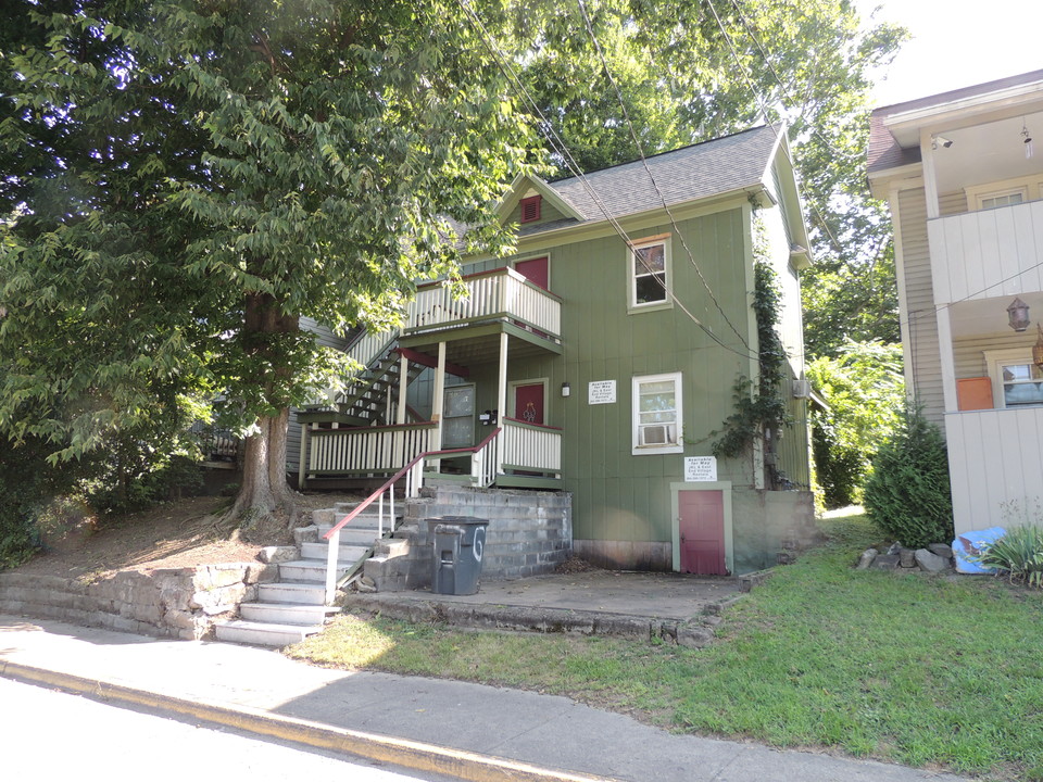 2033 Listravia Ave in Morgantown, WV - Building Photo