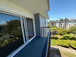 960 Shorepoint Ct, Unit 300 in Alameda, CA - Building Photo - Building Photo