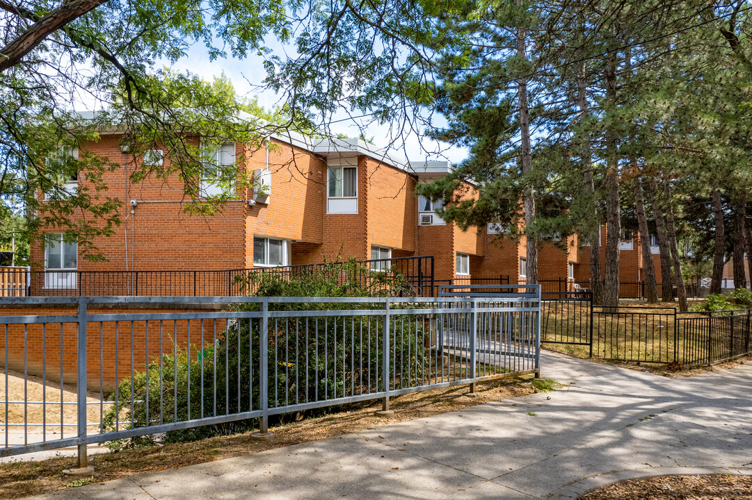 Vendome Pl in Toronto, ON - Building Photo