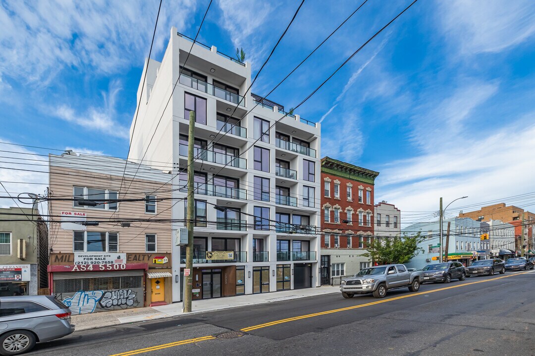 23-33 Astoria Blvd in Astoria, NY - Building Photo