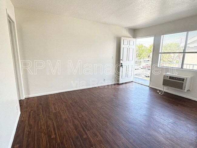 6624 N Sylmar Ave in Van Nuys, CA - Building Photo - Building Photo