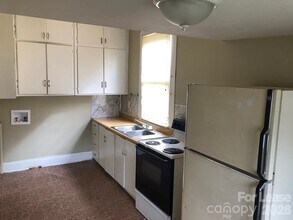 656 E Sharpe St in Statesville, NC - Building Photo - Building Photo