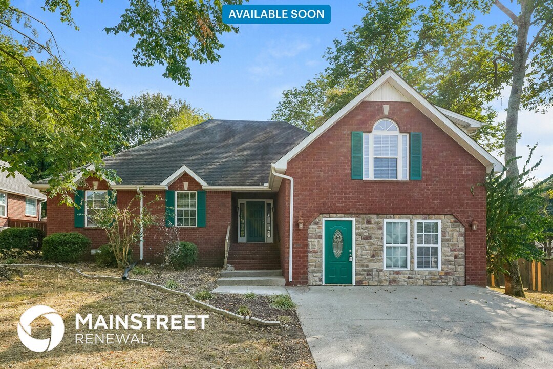 604 Woodland Hills Dr in La Vergne, TN - Building Photo