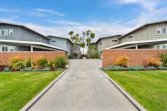 Stadium Village Apartments in Inglewood, CA - Foto de edificio - Building Photo