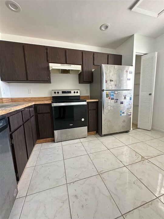 861 NE 209th Terrace in Miami, FL - Building Photo