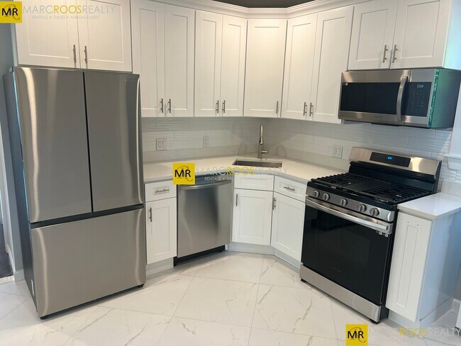 33 Raymond Ave, Unit 2 in Somerville, MA - Building Photo - Building Photo