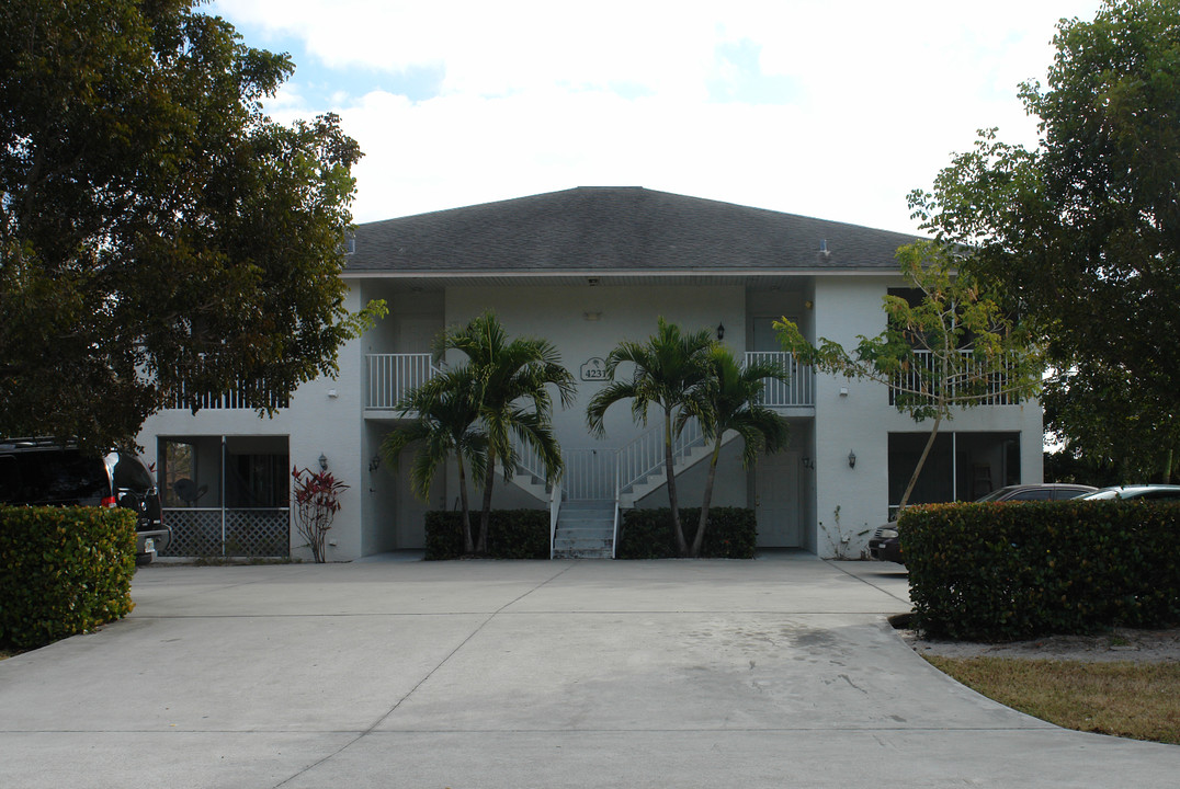 4231 Gulfstream Dr in Naples, FL - Building Photo