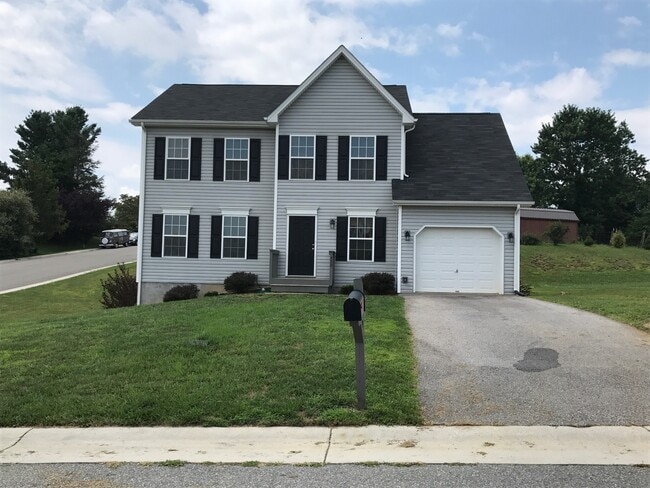 450 Chelsea Loop in Christiansburg, VA - Building Photo - Building Photo
