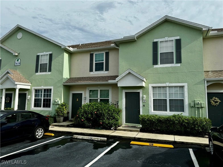 3618 Pine Oak Cir, Unit 107 in Ft. Myers, FL - Building Photo