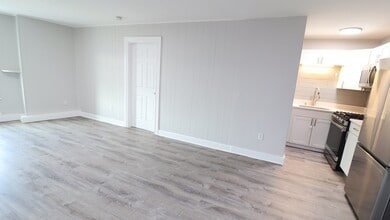 7 High St in Clinton, MA - Building Photo - Building Photo