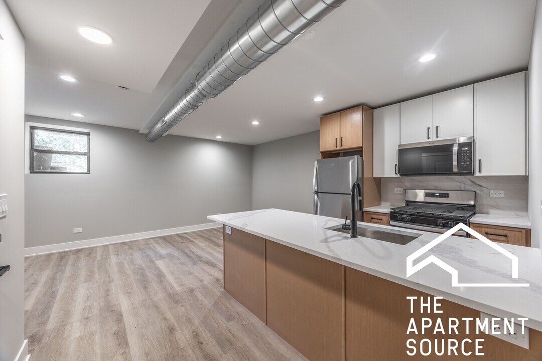 2403 N Kedzie Blvd in Chicago, IL - Building Photo