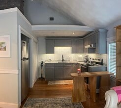 151 Overlook Dr, Unit Fully Furnished In Law in East Greenwich, RI - Building Photo - Building Photo