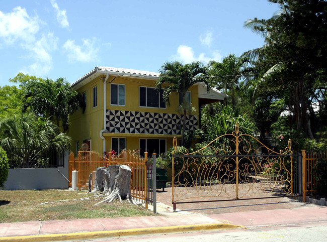 8142 Byron Ave in Miami Beach, FL - Building Photo - Building Photo