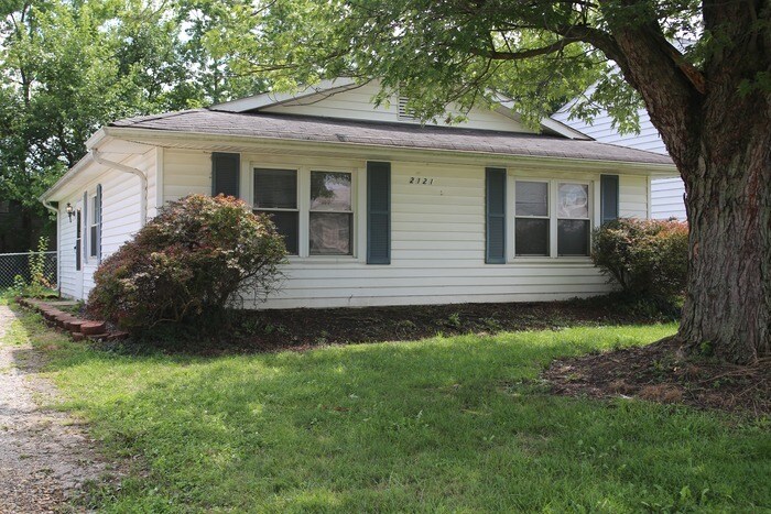 2121 Poplar St in Obetz, OH - Building Photo