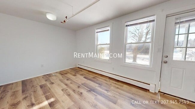 2412 Western Ave in Newburgh, ME - Foto de edificio - Building Photo