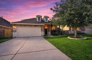 8311 Bay Oaks Dr in Baytown, TX - Building Photo