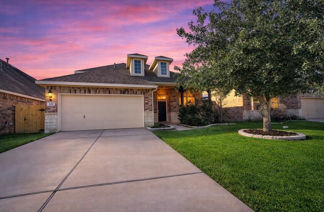 8311 Bay Oaks Dr in Baytown, TX - Building Photo