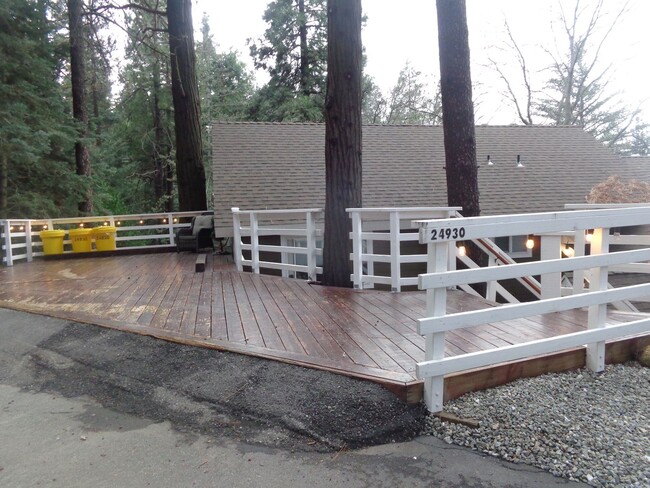 24390 Knoll Cir Dr in Crestline, CA - Building Photo - Building Photo