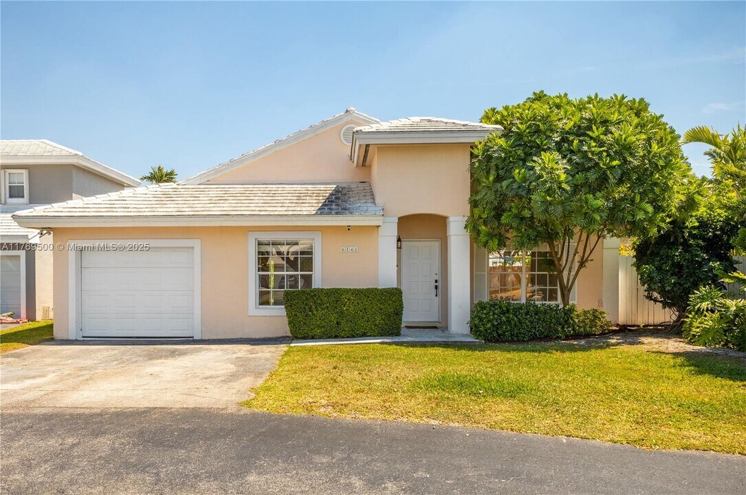 6141 SW 115th Ave in Miami, FL - Building Photo