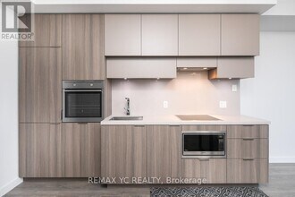 8 Eglinton Ave E in Toronto, ON - Building Photo - Building Photo