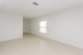 7346 Spring Snowflake Ave in Tampa, FL - Building Photo - Building Photo
