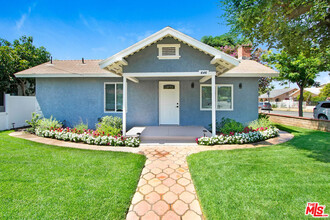 648 Hollister St in San Fernando, CA - Building Photo - Building Photo