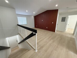 3252 W 70th St in Hialeah, FL - Foto de edificio - Building Photo