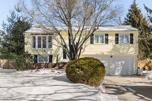 17 Lanier Ln in Bay Shore, NY - Building Photo