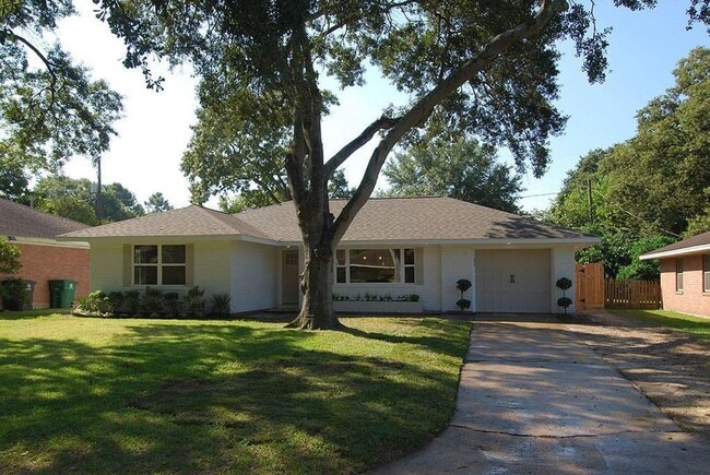 property at 2107 Hewitt Dr