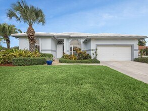 9070 Cypress Hollow Dr in Palm Beach Gardens, FL - Building Photo - Building Photo