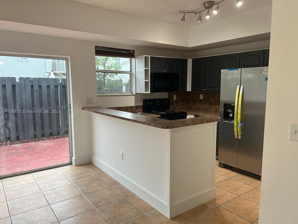 5240 NW 109th Ave in Doral, FL - Building Photo