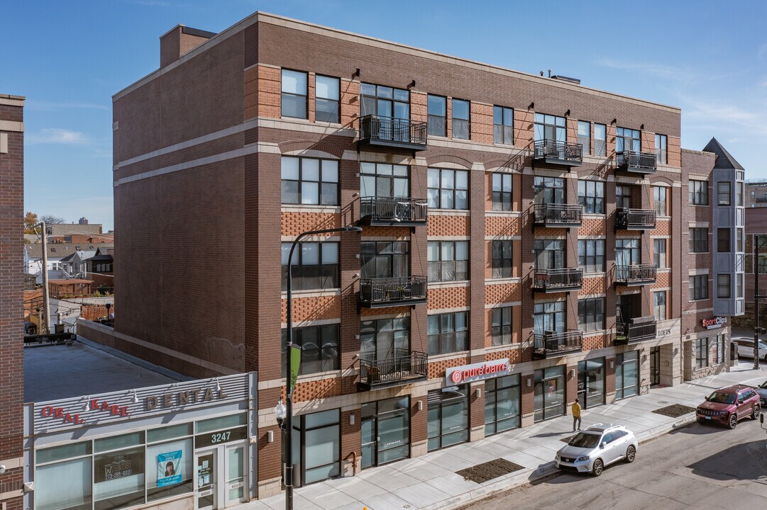 LV Lofts in Chicago, IL - Building Photo