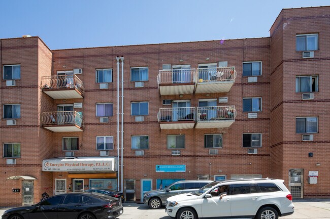 5209 Van Loon St in Elmhurst, NY - Foto de edificio - Building Photo