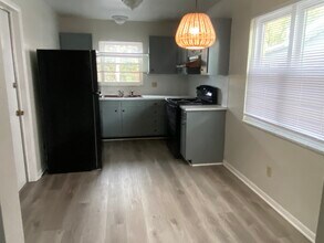 3712 Douglas Rd, Unit Upper Unit in Toledo, OH - Building Photo - Building Photo