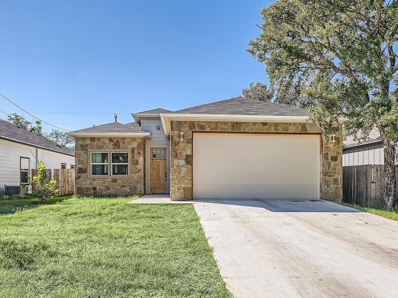 644 Cypress Ln in Cottonwood Shores, TX - Building Photo