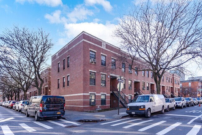 211 Berry St in Brooklyn, NY - Building Photo - Building Photo