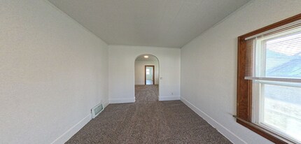 1924 Olive St in Cedar Falls, IA - Building Photo - Building Photo