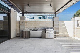 9757 Katy Fwy in Houston, TX - Foto de edificio - Building Photo