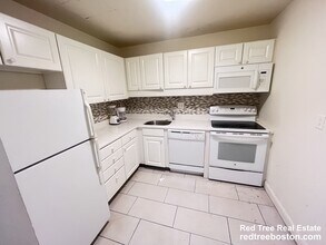 101 Monmouth St, Unit 211 in Brookline, MA - Foto de edificio - Building Photo