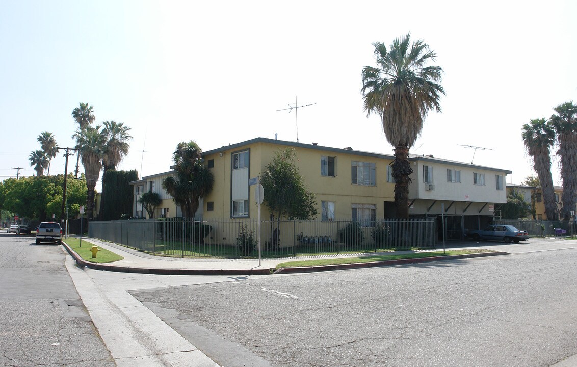 14820 Blythe St in Van Nuys, CA - Building Photo