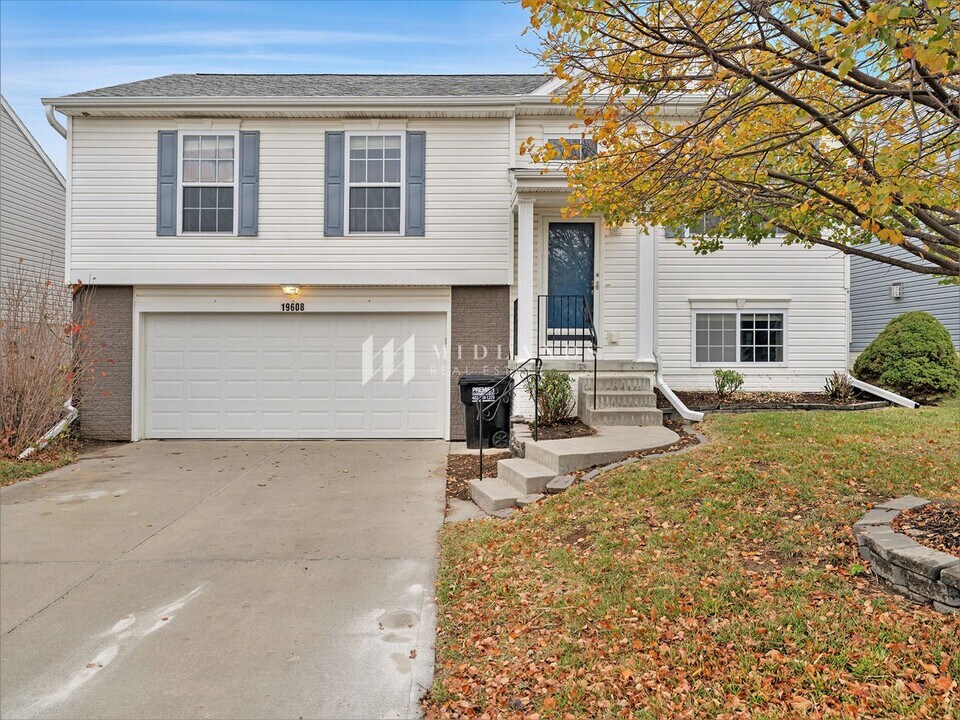 19608 Laci St in Omaha, NE - Building Photo