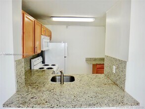 498 NW 165th St in Miami, FL - Building Photo - Building Photo