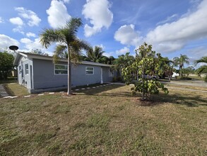 349 Greenbrier Dr in Lake Worth, FL - Building Photo - Building Photo